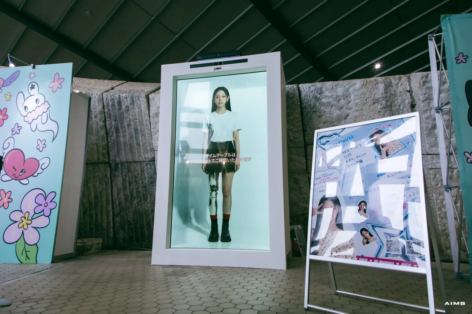 会場案内を行うAIタレントNEU