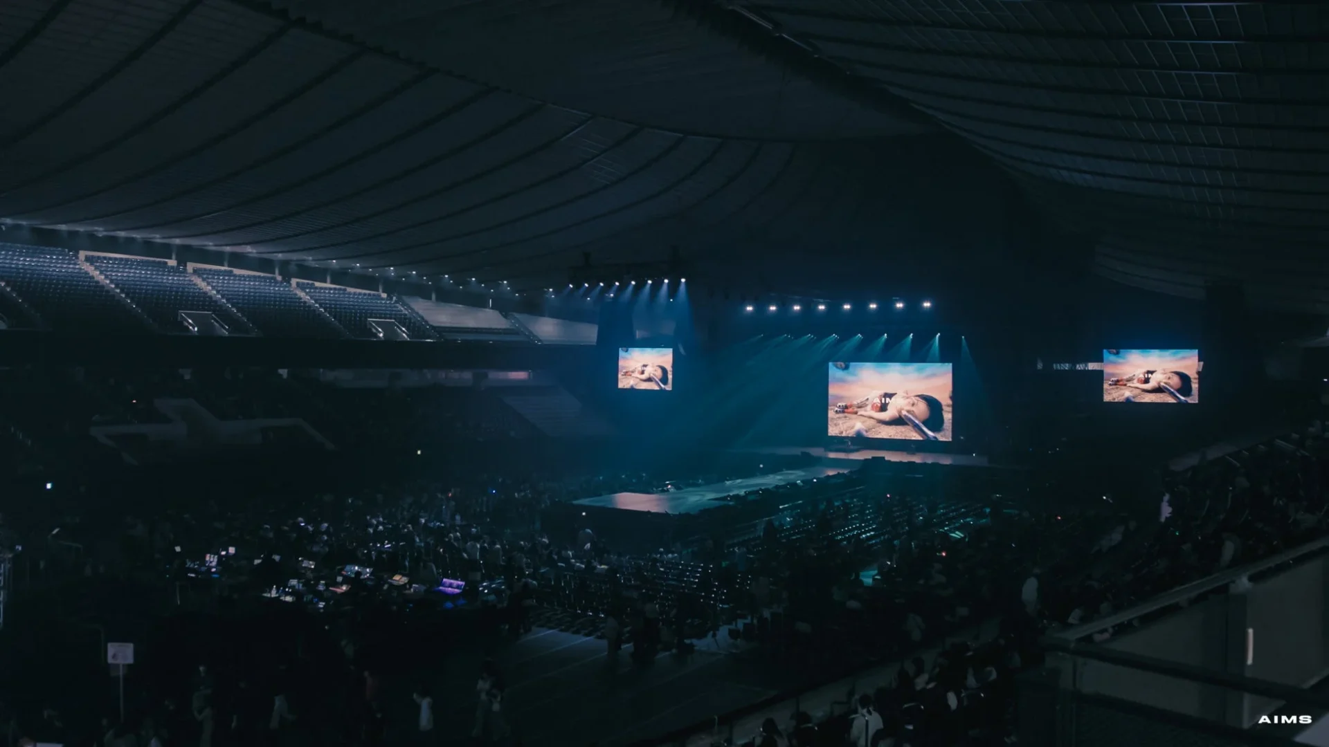 メインステージに映し出されるNEU