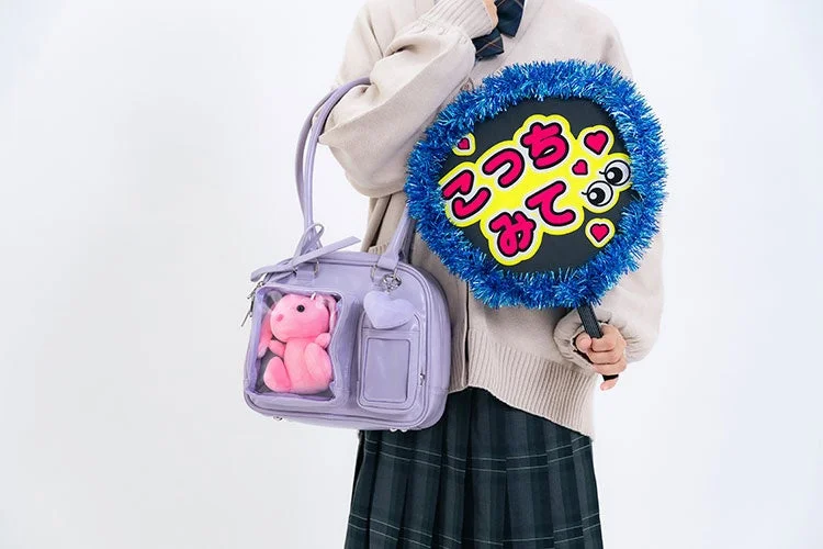 スクールバッグ、クリアバッグ、ぬいぐるみ、うちわ、アイドル、オタク、推し活、制服、女子学生、ファッション、かわいい、ラベンダー、ピンク、イベントグッズ