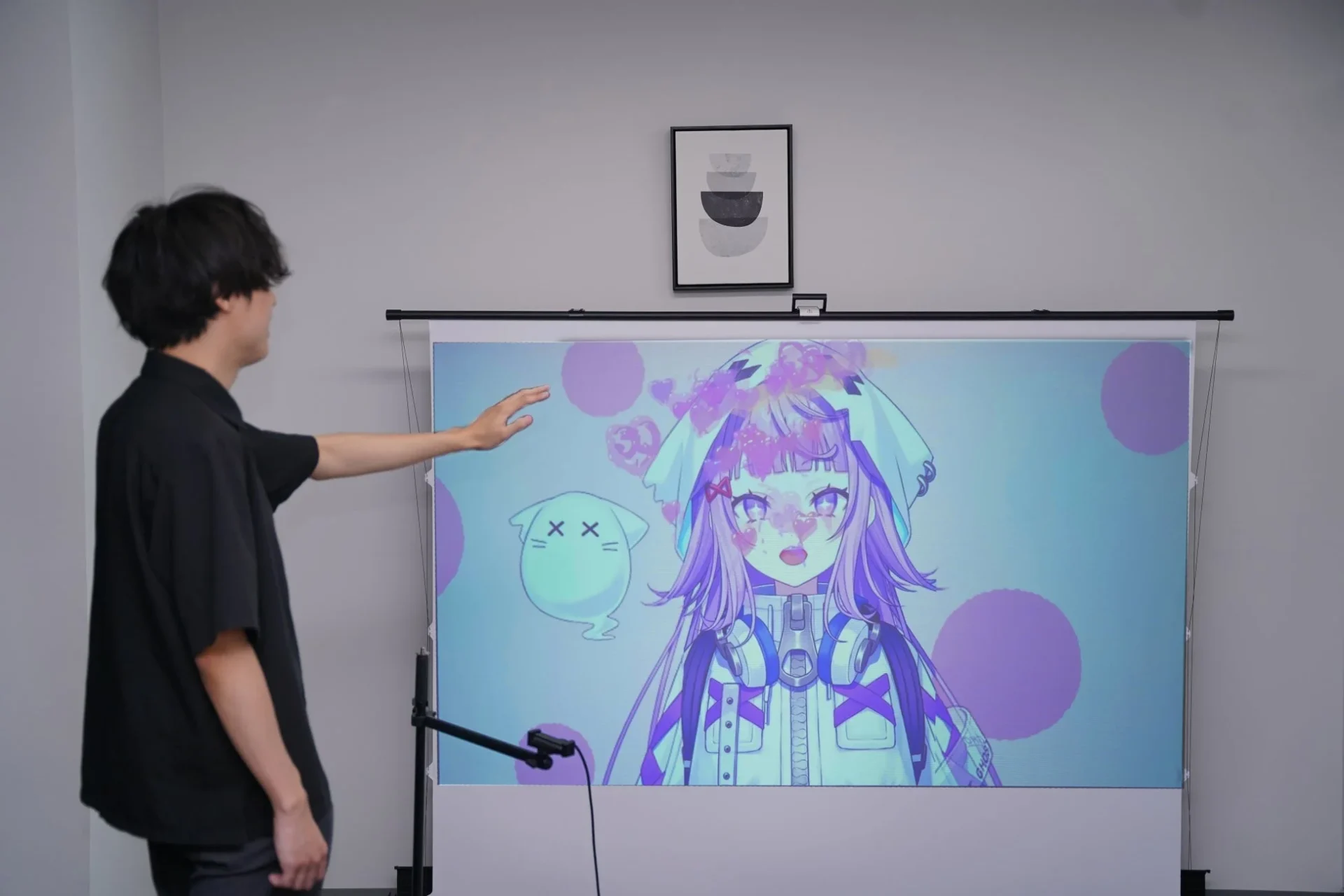 プロジェクタースクリーンと男性