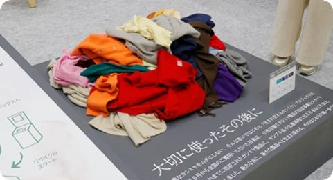色とりどりのカシミヤ製品が山積みにされた展示